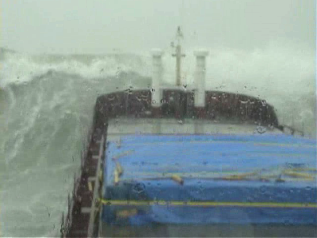Завораживающее зрелище, заснятое из рубки российского сухогруза во время шторма
